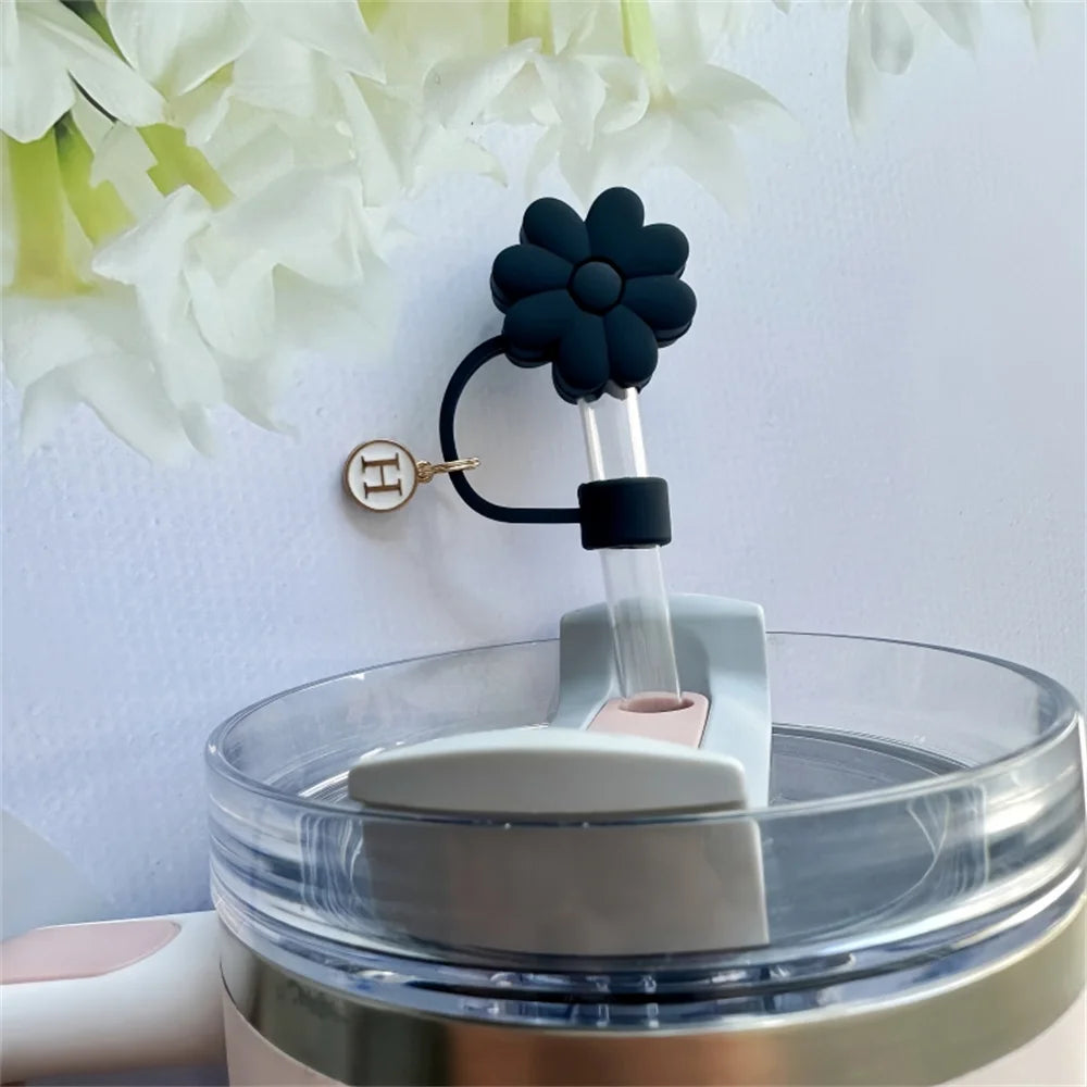 Accesorio negro Tapa de paja, cubierta de paja de silicona con flores de 26 letras Cubierta de paja a prueba de polvo adecuada para botellas de vidrio y agua
