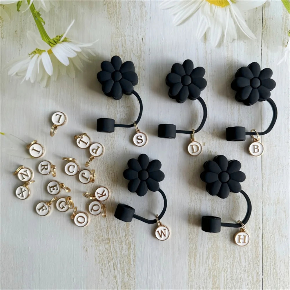 Accesorio negro Tapa de paja, cubierta de paja de silicona con flores de 26 letras Cubierta de paja a prueba de polvo adecuada para botellas de vidrio y agua