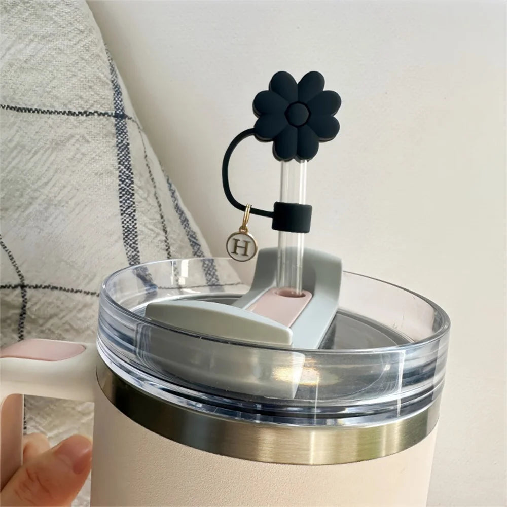 Accesorio negro Tapa de paja, cubierta de paja de silicona con flores de 26 letras Cubierta de paja a prueba de polvo adecuada para botellas de vidrio y agua