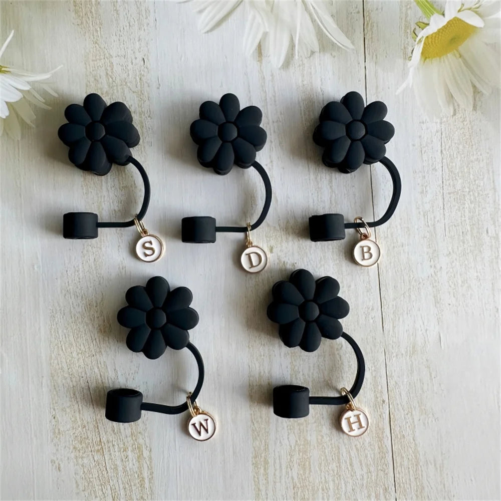 Accesorio negro Tapa de paja, cubierta de paja de silicona con flores de 26 letras Cubierta de paja a prueba de polvo adecuada para botellas de vidrio y agua