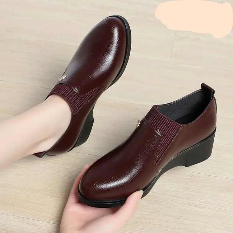 2025 Otoño/Invierno Zapatos de mamá de tacón bajo para mujer: botas cortas elásticas con escote en V profundo, suela suave y cómoda para combinar con vestidos