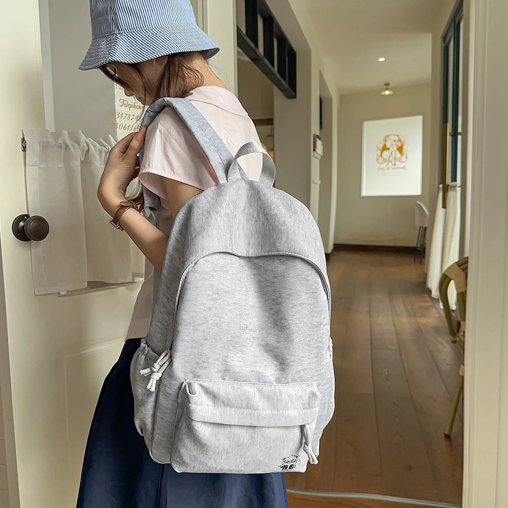 Mochila Informal Gris Jaspeado con Bordado, Mochila Ligera de Tela Suave, Bolso Minimalista para Viajes Diarios y Uso Casual