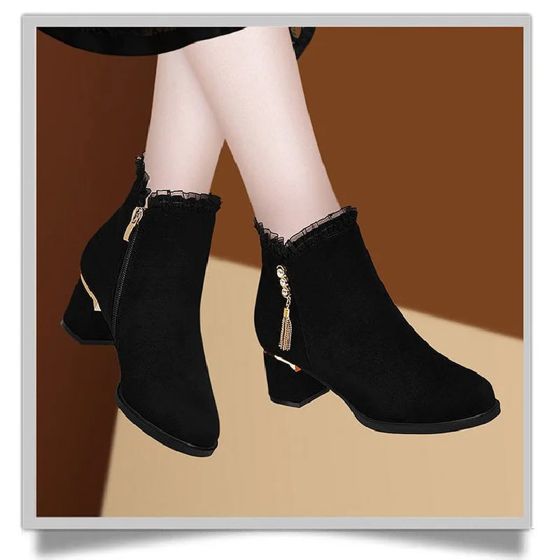 2025 Botas de invierno de estilo nuevo británico para mujer, botines de tacón medio con forro peludo y borlas y punta redonda, decoración de diamantes con cremallera lateral