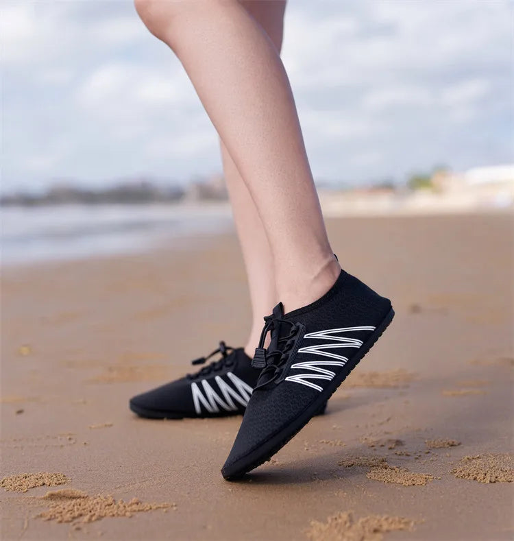 Par de zapatos acuáticos transpirables, zapatos de agua suaves y flexibles para hombre, zapatos de playa antideslizantes para mujer, nuevas zapatillas informales de secado rápido 2025