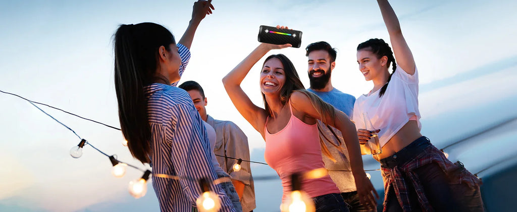 Altavoces Ohayo para exteriores con luces coloridas para fiestas, altavoces Bluetooth 5,3, altavoces inalámbricos impermeables IPX7, compatibles con AUX/MP3/USB