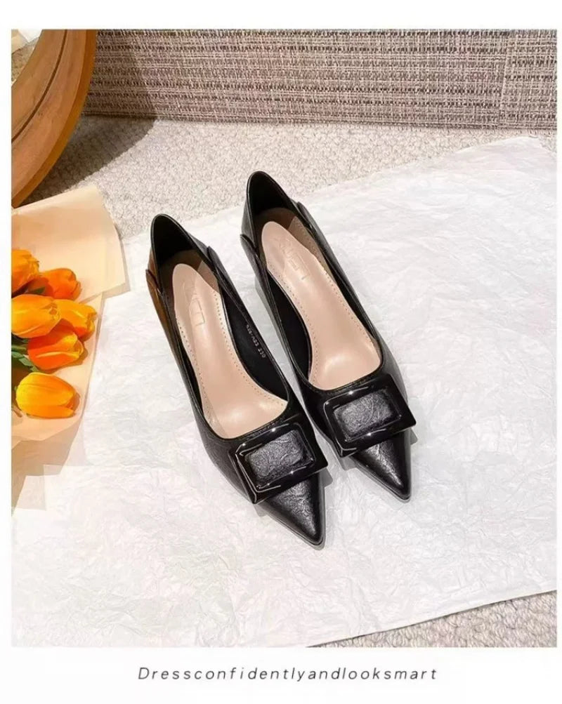 Nuevo estilo, traje de estilo de hadas cómodo y versátil, moda profesional ligera con falda pequeña, tacones altos para mujer