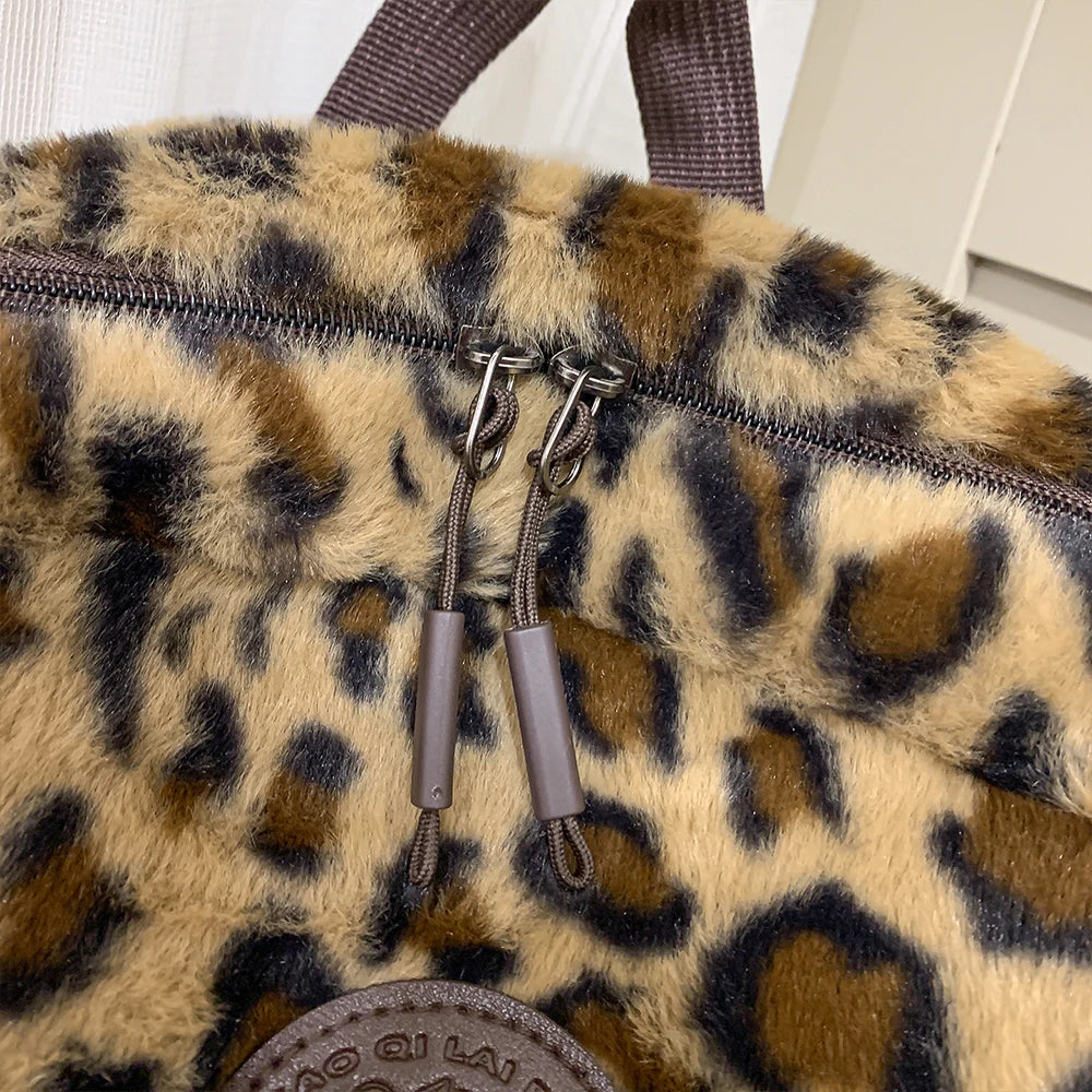 Mochila Japonesa Estampado Leopardo con Felpa, Estilo Universitario