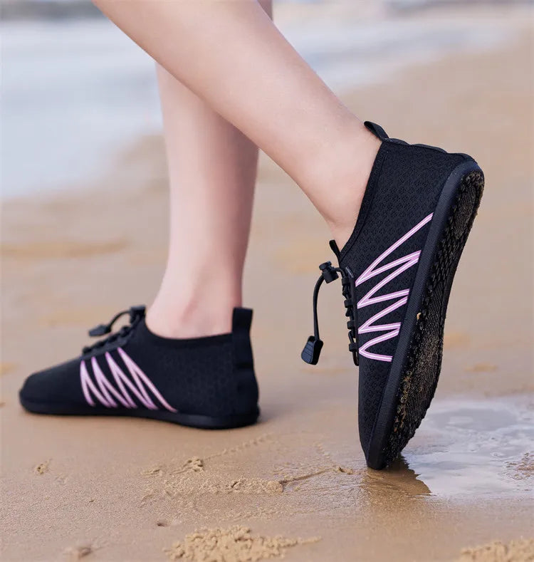 Par de zapatos acuáticos transpirables, zapatos de agua suaves y flexibles para hombre, zapatos de playa antideslizantes para mujer, nuevas zapatillas informales de secado rápido 2025