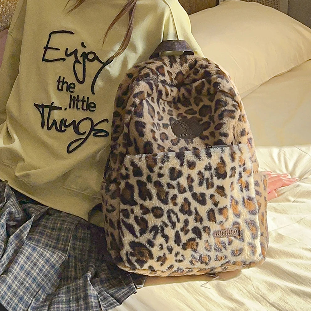 Mochila Japonesa Estampado Leopardo con Felpa, Estilo Universitario