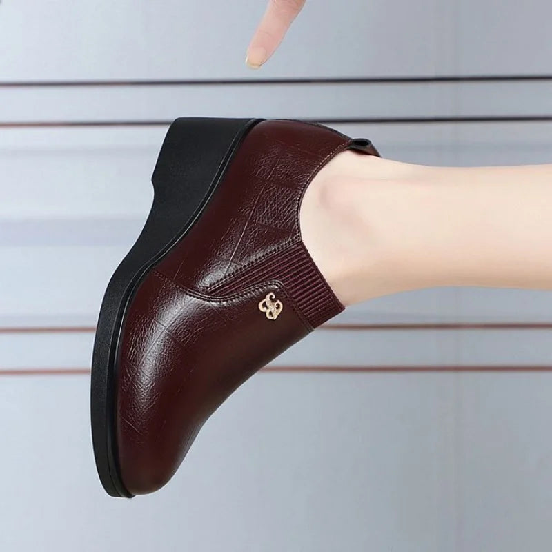 2025 Otoño/Invierno Zapatos de mamá de tacón bajo para mujer: botas cortas elásticas con escote en V profundo, suela suave y cómoda para combinar con vestidos