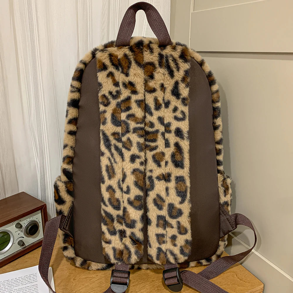 Mochila Japonesa Estampado Leopardo con Felpa, Estilo Universitario