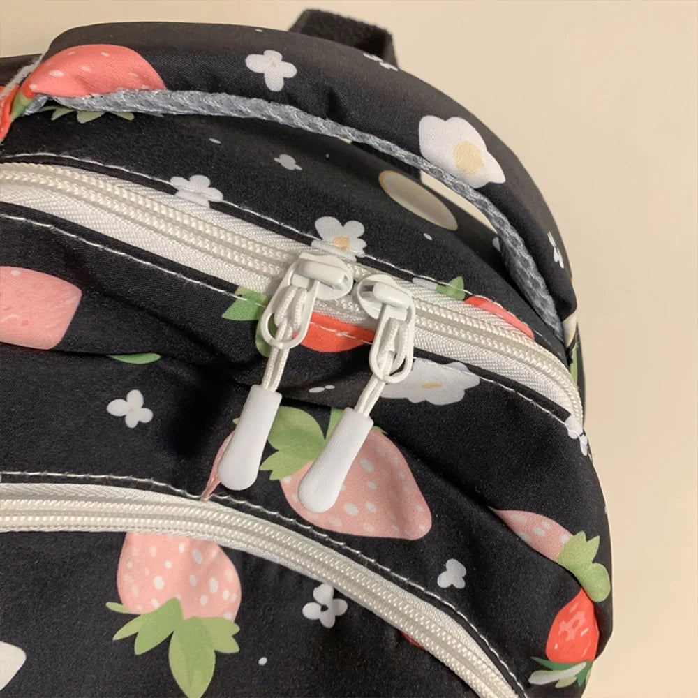Mochila de Nailon con Estampado de Fresas, Linda y Ligera, Resistente al Agua, con Múltiples Bolsillos, para la Escuela y Uso Diario