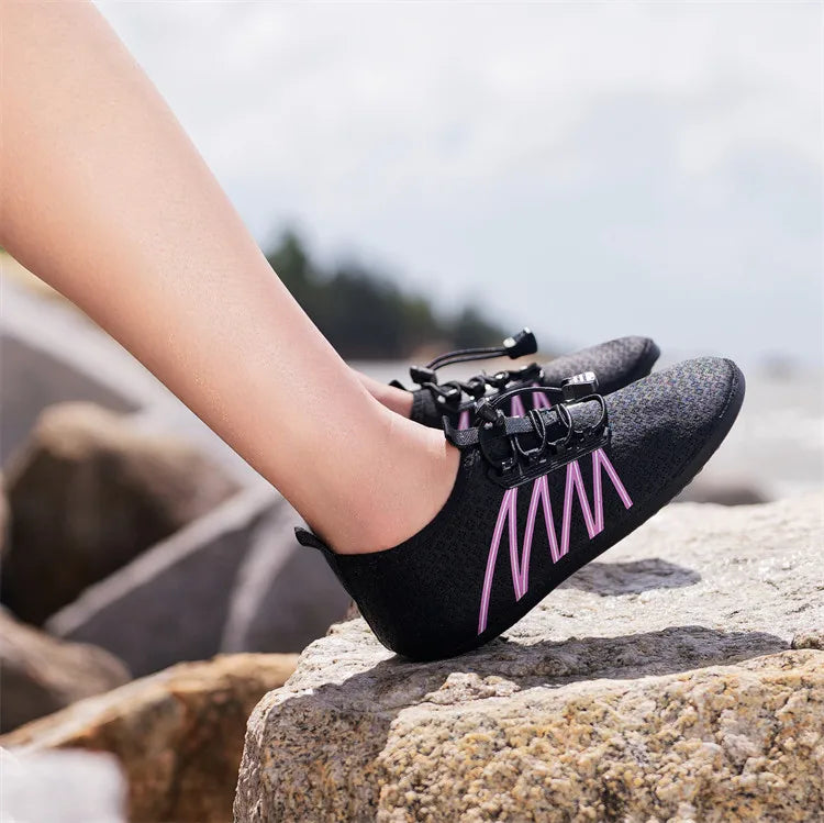 Par de zapatos acuáticos transpirables, zapatos de agua suaves y flexibles para hombre, zapatos de playa antideslizantes para mujer, nuevas zapatillas informales de secado rápido 2025