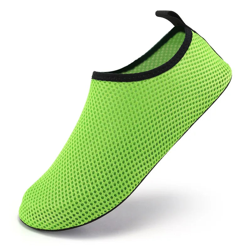 Par de zapatos acuáticos ligeros para hombre y mujer, zapatos de playa para exteriores de secado rápido, antideslizantes, descalzos, verano, 2023