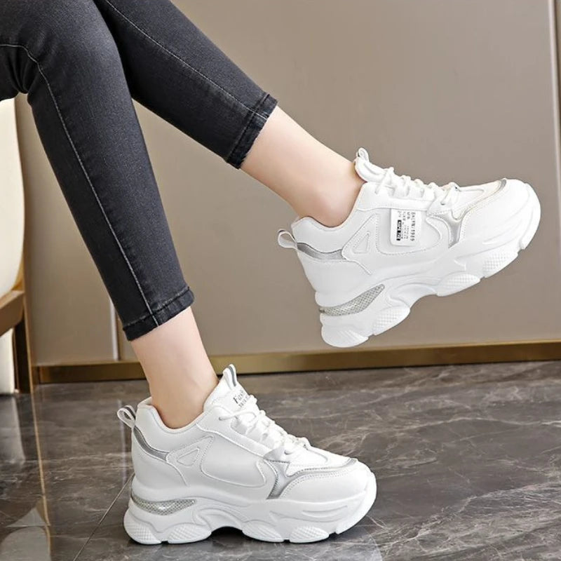 Zapatos deportivos ligeros de suela gruesa para mujer, calzado informal blanco nuevo para primavera y otoño, zapatos con suela gruesa y aumento de altura