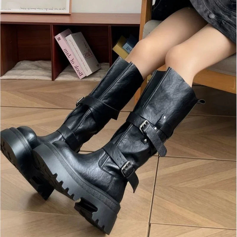 2025 Otoño/Invierno Botas por encima de la rodilla con hebilla de cinturón de cuero marrón-negro-Botas de montar de longitud media con tacón grueso retro que aumentan la altura