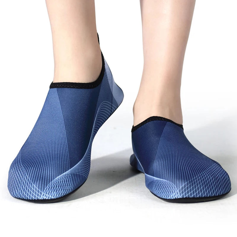 Par de zapatos acuáticos ligeros para hombre y mujer, zapatos de playa para exteriores de secado rápido, antideslizantes, descalzos, verano, 2023