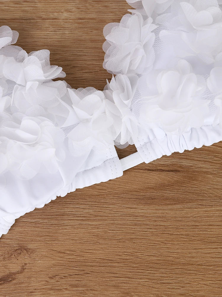 Bikini floral blanco de estilo romántico francés, puro y seductor, favorecedor y fotogénico.