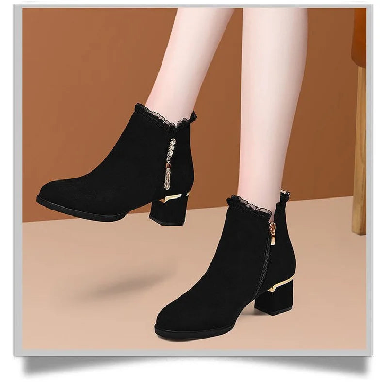 2025 Botas de invierno de estilo nuevo británico para mujer, botines de tacón medio con forro peludo y borlas y punta redonda, decoración de diamantes con cremallera lateral