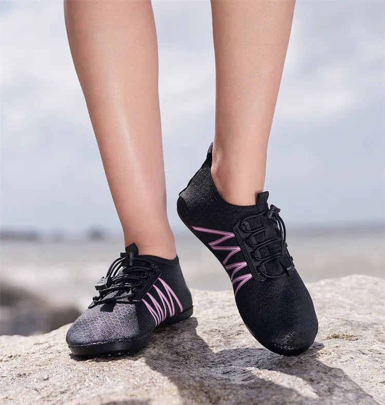 Par de zapatos acuáticos transpirables, zapatos de agua suaves y flexibles para hombre, zapatos de playa antideslizantes para mujer, nuevas zapatillas informales de secado rápido 2025