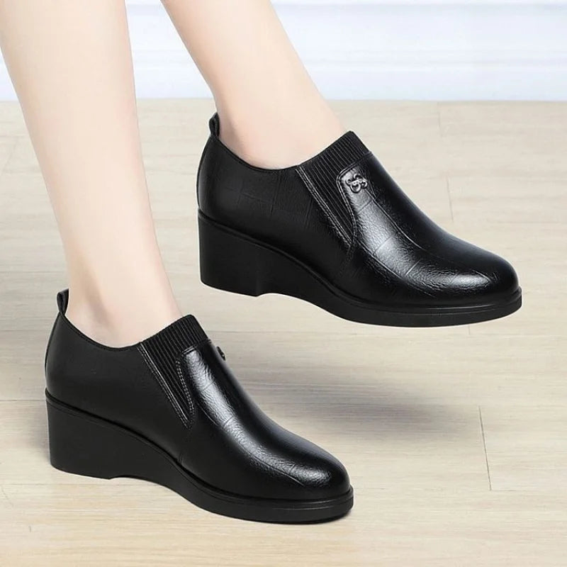 2025 Otoño/Invierno Zapatos de mamá de tacón bajo para mujer: botas cortas elásticas con escote en V profundo, suela suave y cómoda para combinar con vestidos