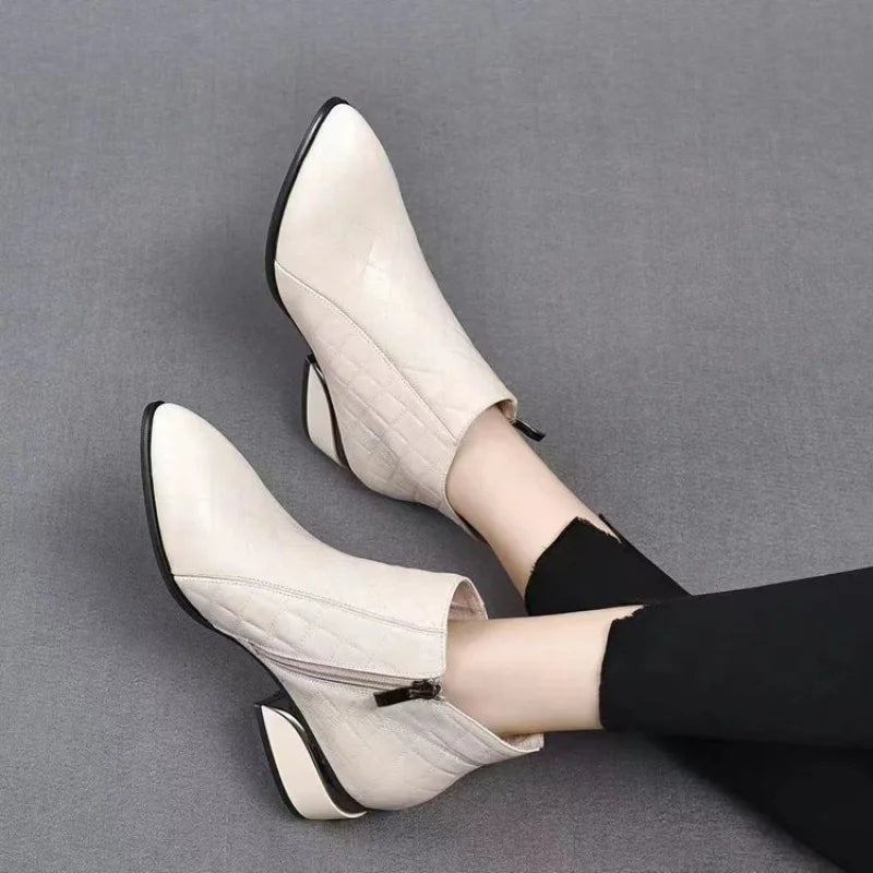 2025 nuevas botas de tobillo de tacón bajo con punta estrecha para mujer, botines de moda de cuero suave con cremallera lateral, botas cortas cómodas para Otoño e Invierno