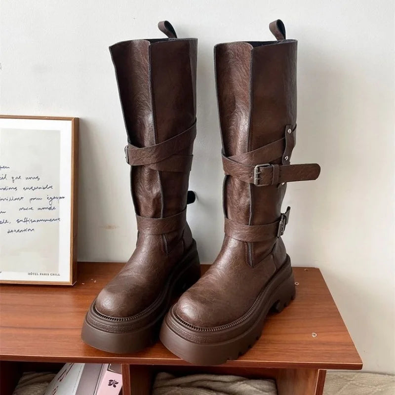 2025 Otoño/Invierno Botas por encima de la rodilla con hebilla de cinturón de cuero marrón-negro-Botas de montar de longitud media con tacón grueso retro que aumentan la altura