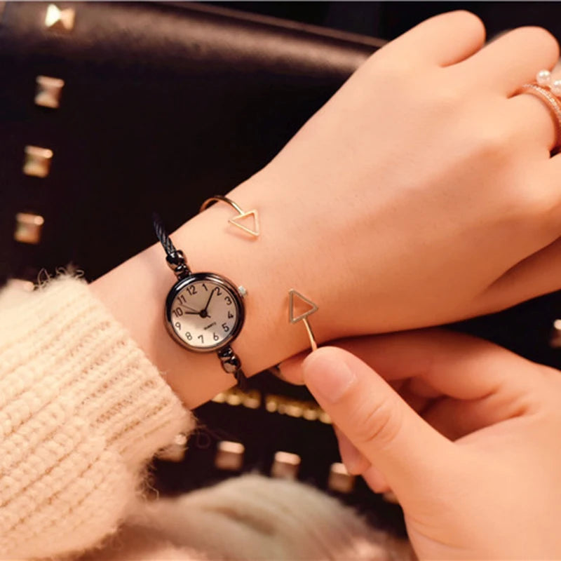 Relojes YIKAZE para mujer, reloj de pulsera con brazalete de oro pequeño, reloj de pulsera de cuarzo Retro de acero inoxidable para mujer, reloj de vestir a la moda