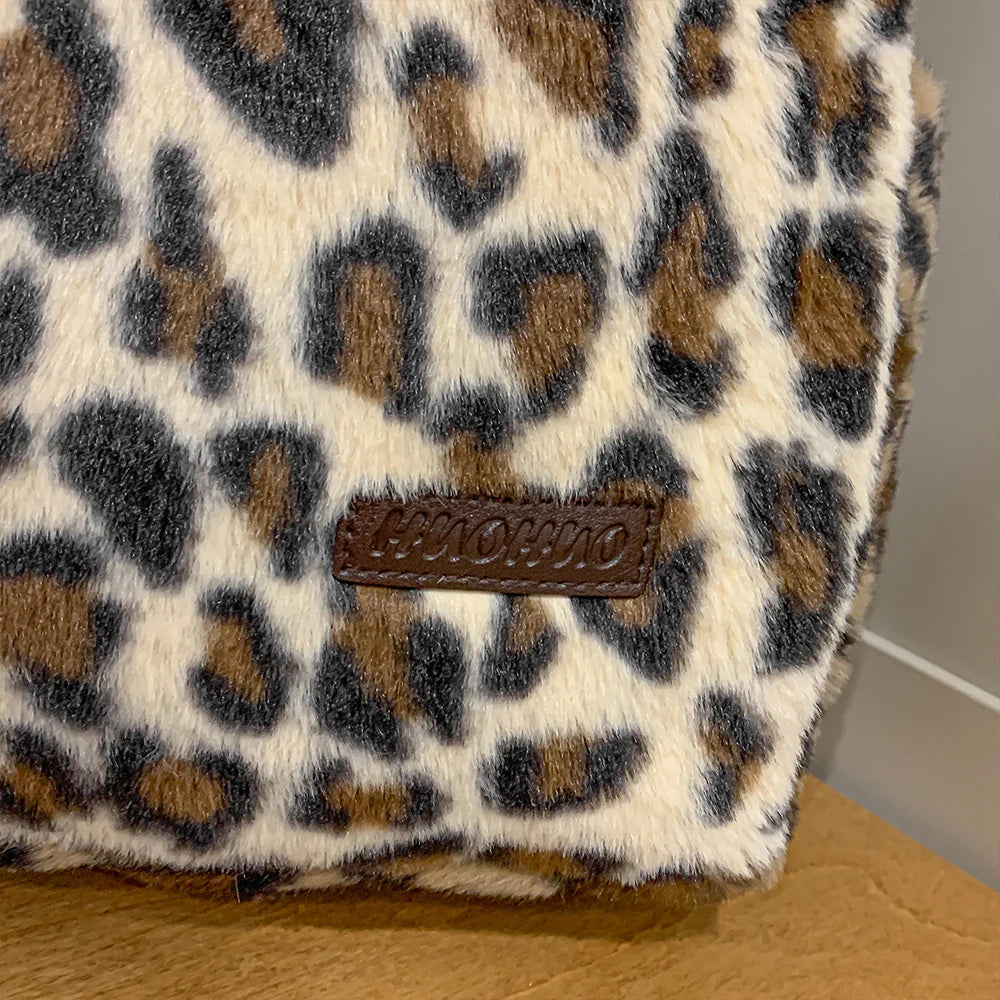 Mochila Japonesa Estampado Leopardo con Felpa, Estilo Universitario