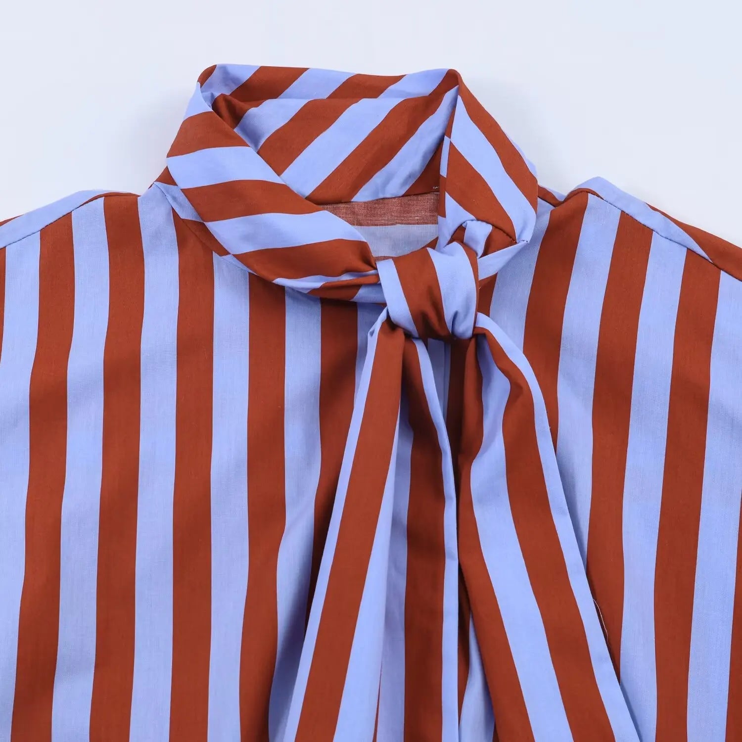 Camisa a Rayas de Manga Larga con Cuello de Lazo