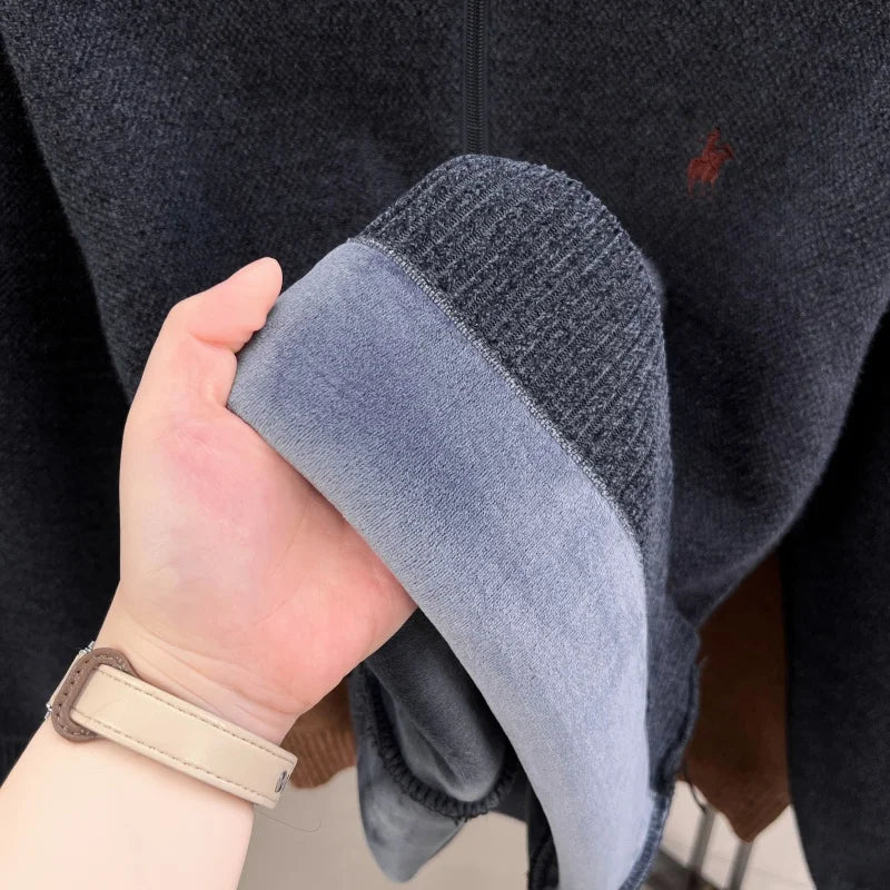 Suéter de Hombre Media Cremallera con Bordado – Cuello Alto