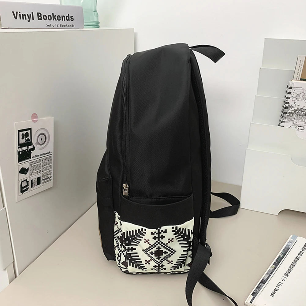 Mochila de Nailon con Estampado Étnico y Detalle de Logotipo, Mochila Multibolsillos, Ligera y Resistente al Agua para la Escuela y Uso Diario
