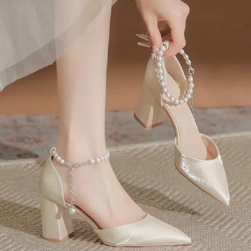 2025 Nuevos y elegantes tacones de satén adornados con perlas - Zapatos de novia de tacón bajo grueso de 5 cm con correa ajustable en el tobillo