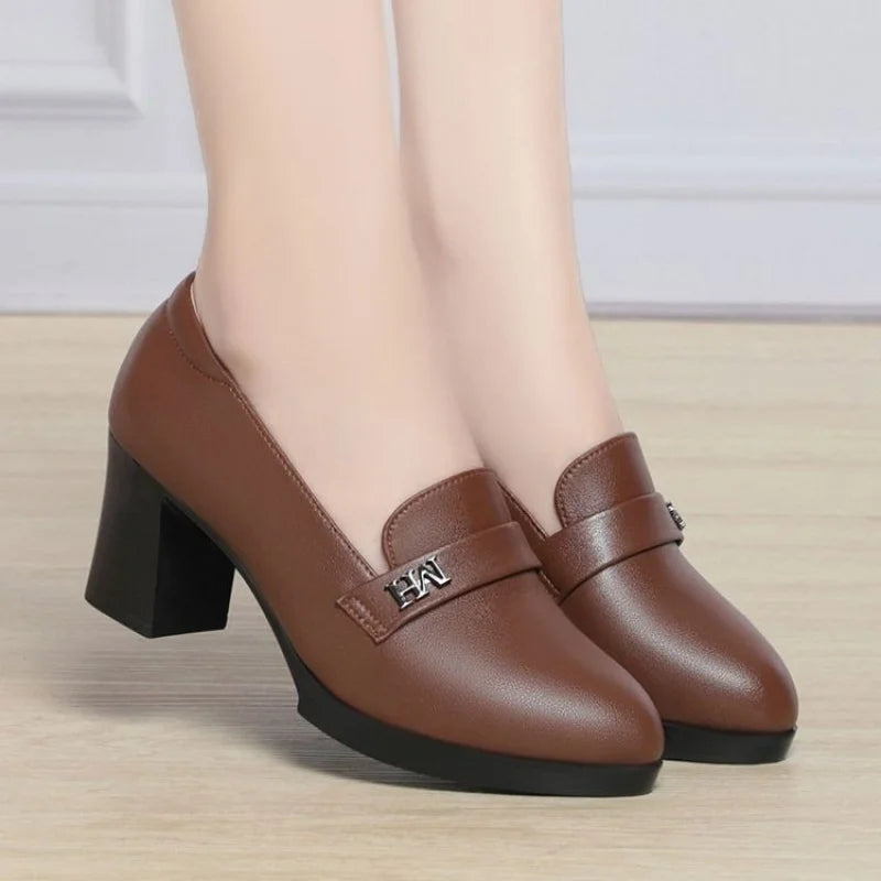Nueva llegada de primavera, mocasines de tacón medio de bloque de cuero suave, comodidad de pie, viajes de oficina, zapatos de mujer versátiles adelgazantes