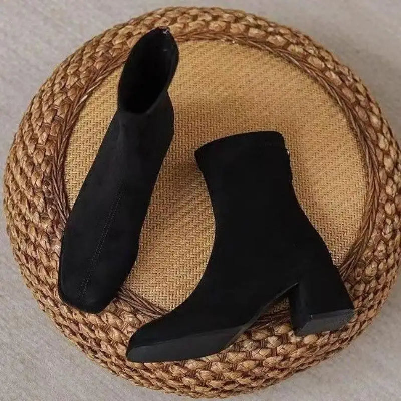 2025 Nuevos botines puntiagudos de estilo británico para mujer: botines de tacón grueso, botas de oficina versátiles para otoño/invierno