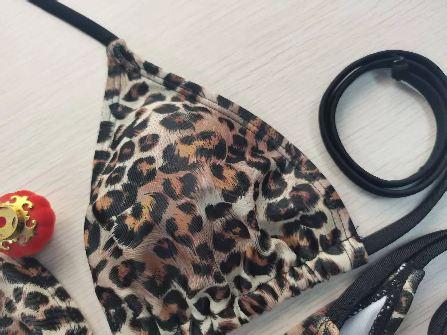 Bikini elegante con estampado de leopardo y espalda descubierta para mujer, traje de baño europeo y americano, diseño sexy, ropa de playa de verano