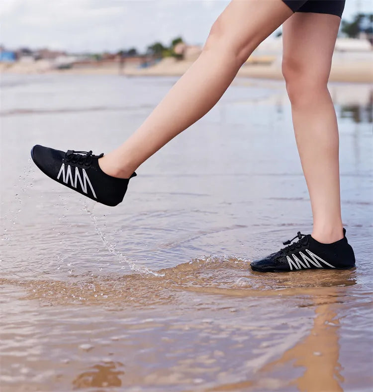 Par de zapatos acuáticos transpirables, zapatos de agua suaves y flexibles para hombre, zapatos de playa antideslizantes para mujer, nuevas zapatillas informales de secado rápido 2025