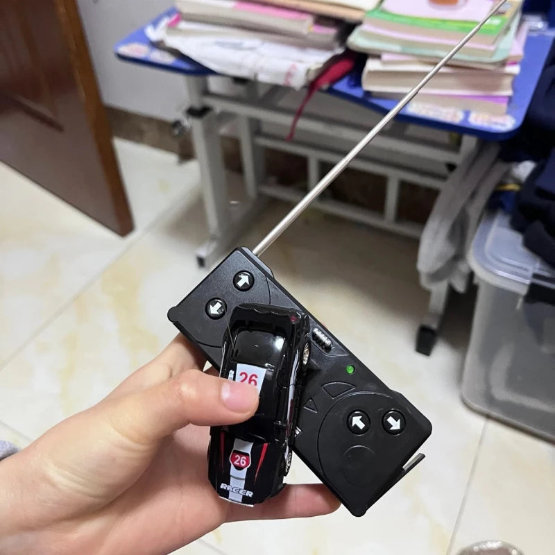 ¡Epico Mini RC Racer! Vehículo 4WD de tamaño Coke para aventuras de alta velocidad, el regalo divertido y definitivo para niños