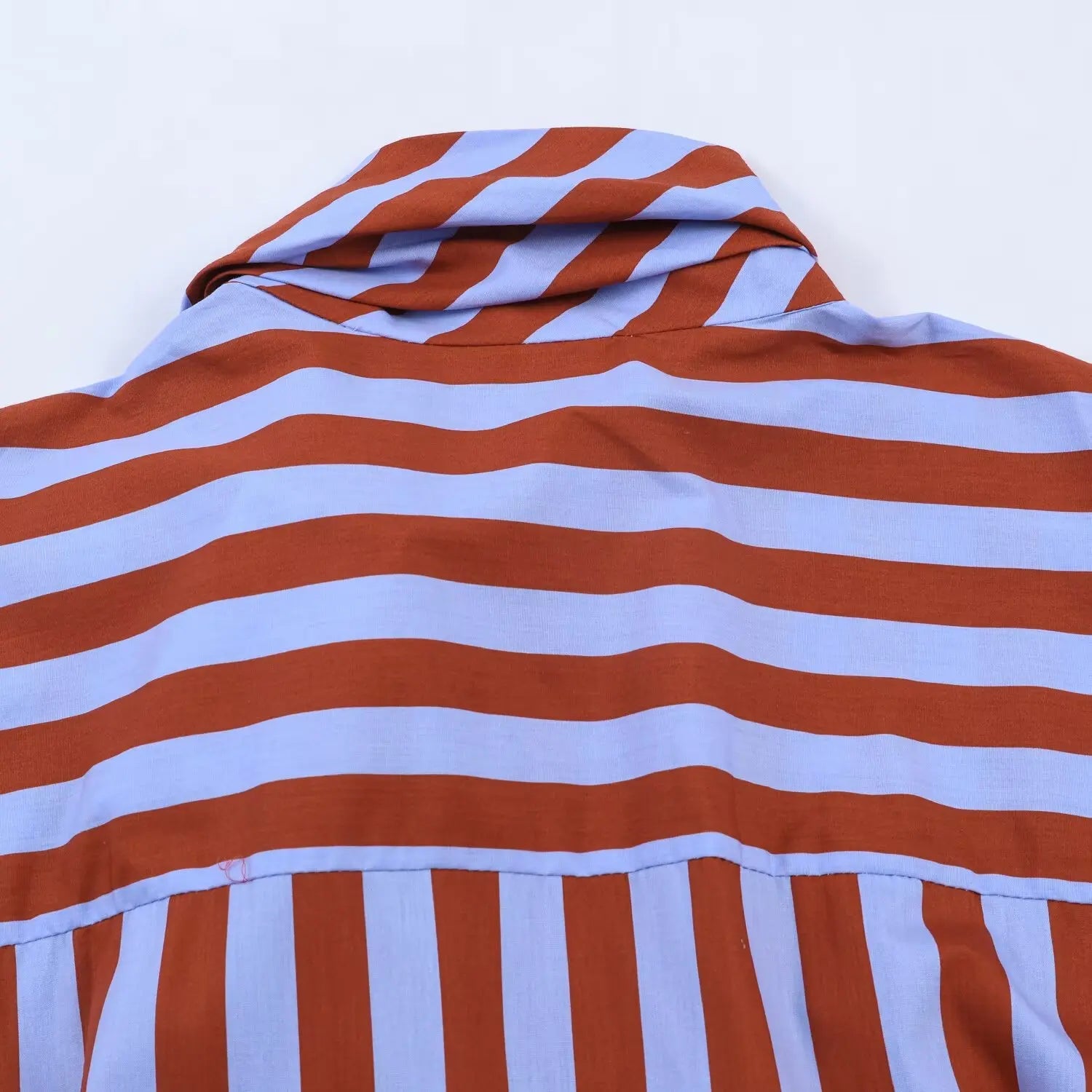 Camisa a Rayas de Manga Larga con Cuello de Lazo
