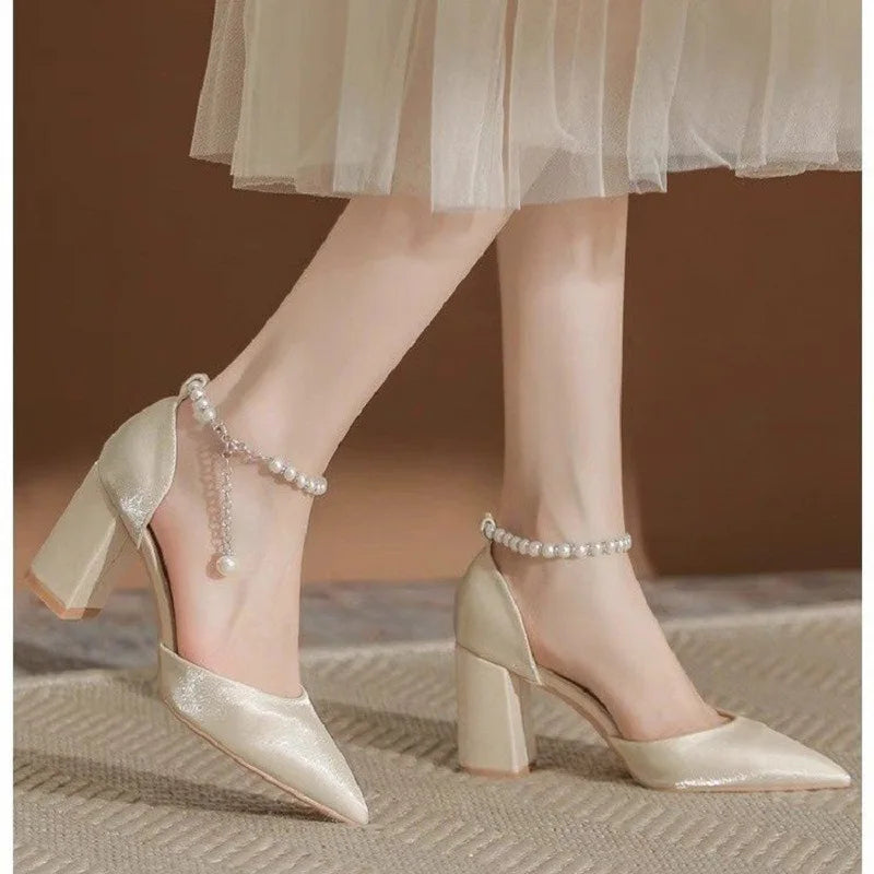 2025 Nuevos y elegantes tacones de satén adornados con perlas - Zapatos de novia de tacón bajo grueso de 5 cm con correa ajustable en el tobillo