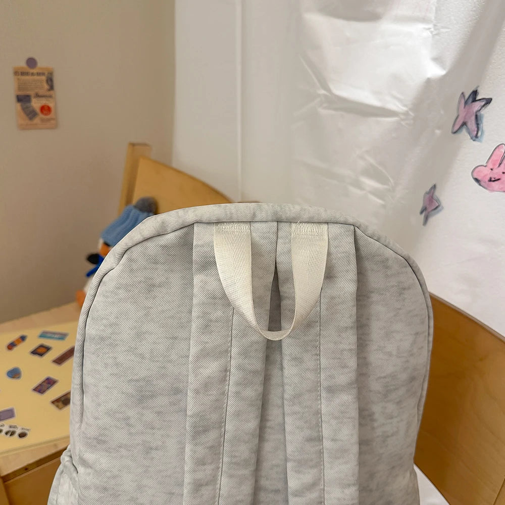 Mochila Casual con Bordado Gris Jaspeado, Ligera y Minimalista