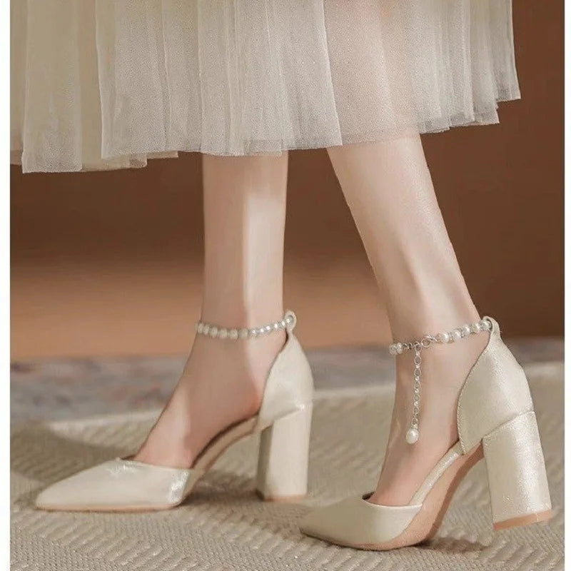 2025 Nuevos y elegantes tacones de satén adornados con perlas - Zapatos de novia de tacón bajo grueso de 5 cm con correa ajustable en el tobillo