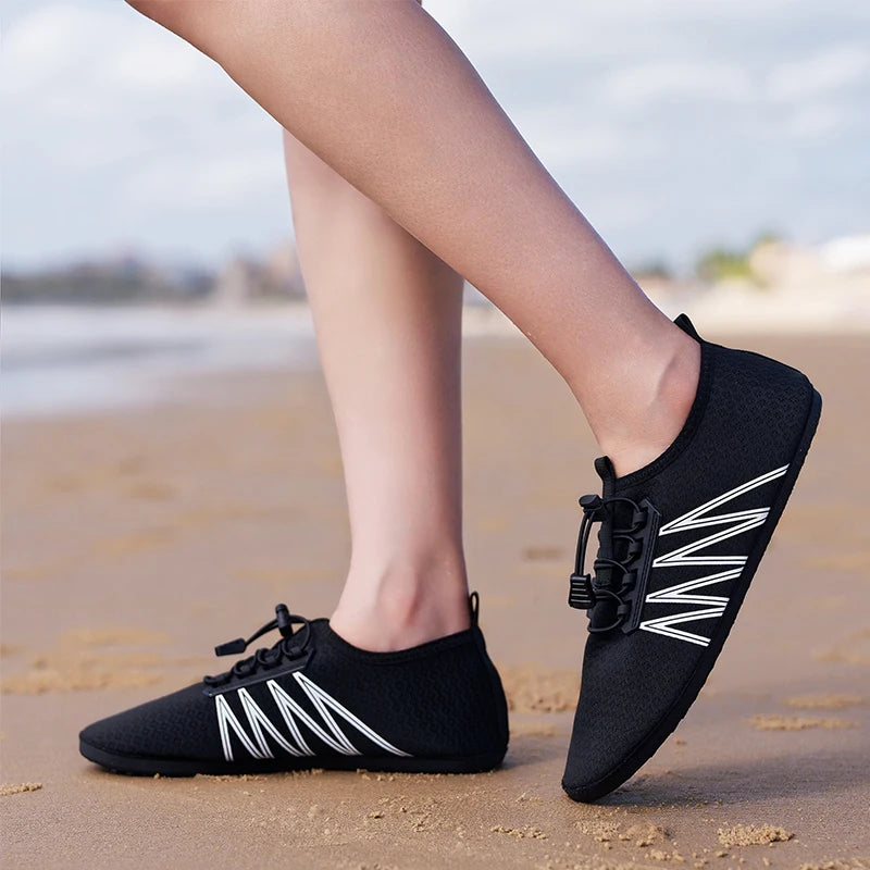 Par de zapatos acuáticos transpirables, zapatos de agua suaves y flexibles para hombre, zapatos de playa antideslizantes para mujer, nuevas zapatillas informales de secado rápido 2025