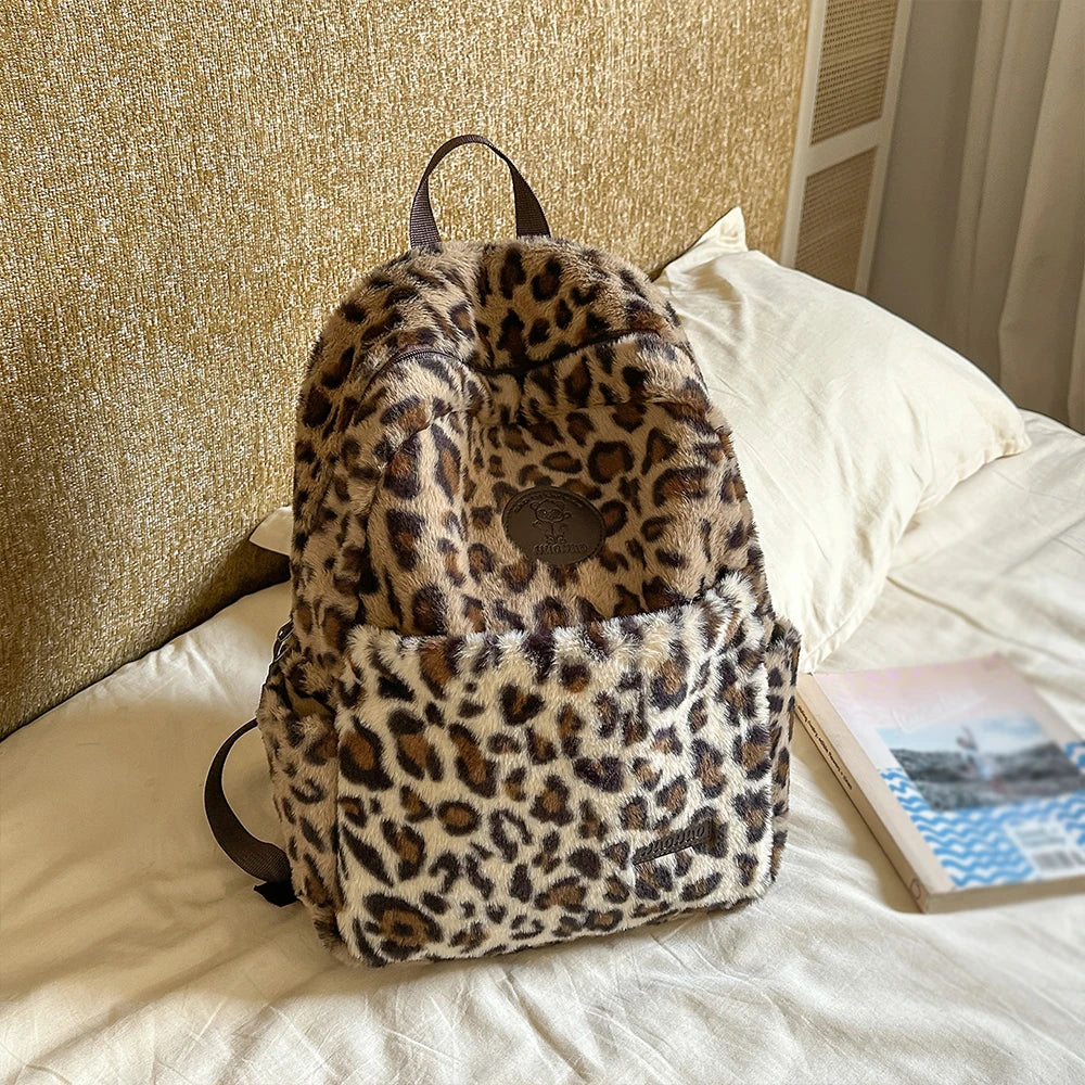 Mochila Japonesa Estampado Leopardo con Felpa, Estilo Universitario