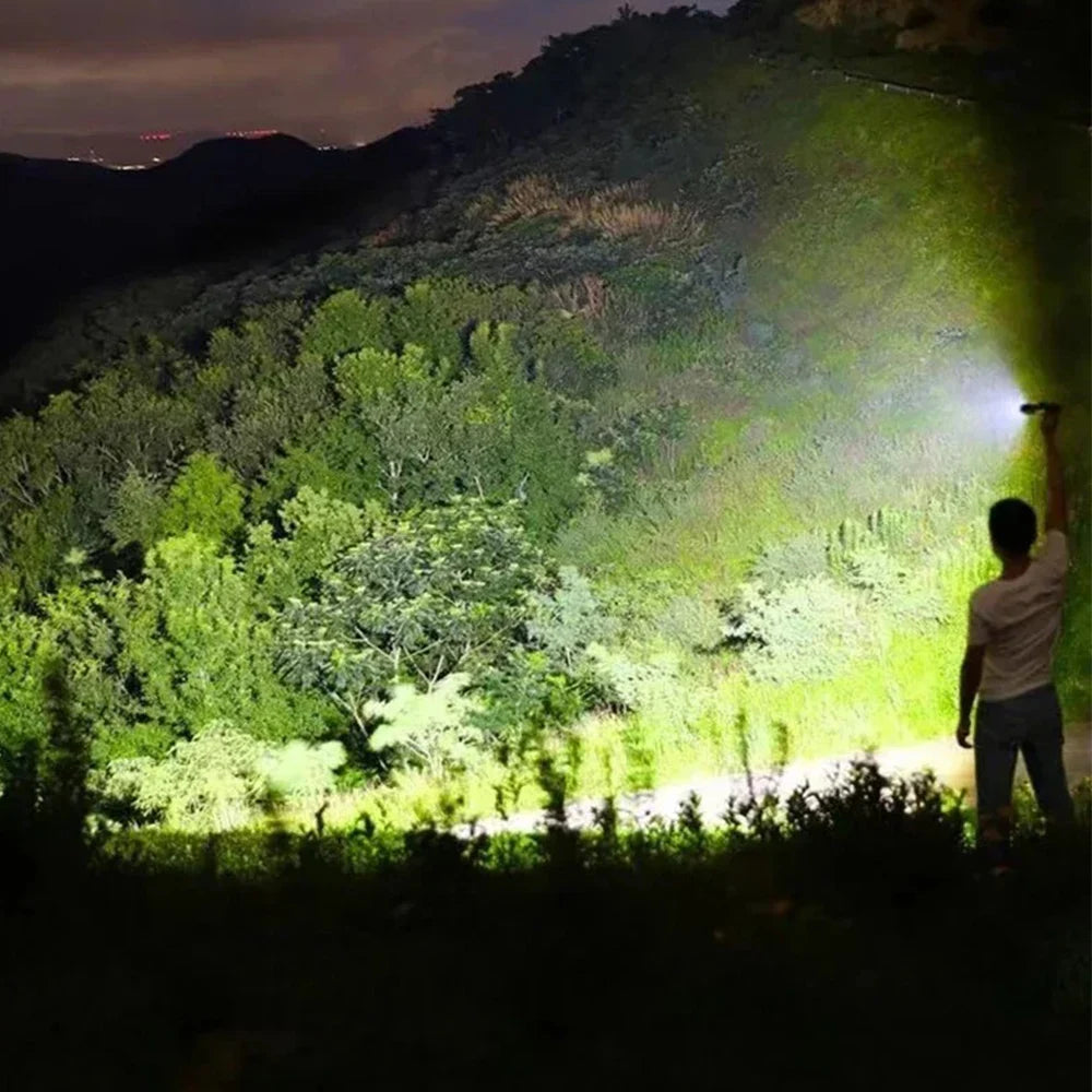 Linterna LED recargable, linterna con zoom de 10000LM, resistente al agua, 5 modos con pantalla LCD, carga para acampar, senderismo, emergencia