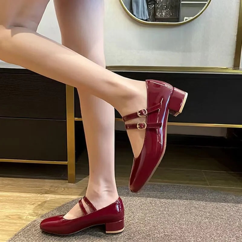 2025 Nuevos zapatos de tacón Mary Jane de charol burdeos para mujer, zapatos de vestir de tacón bajo con doble hebilla dorada de inspiración vintage