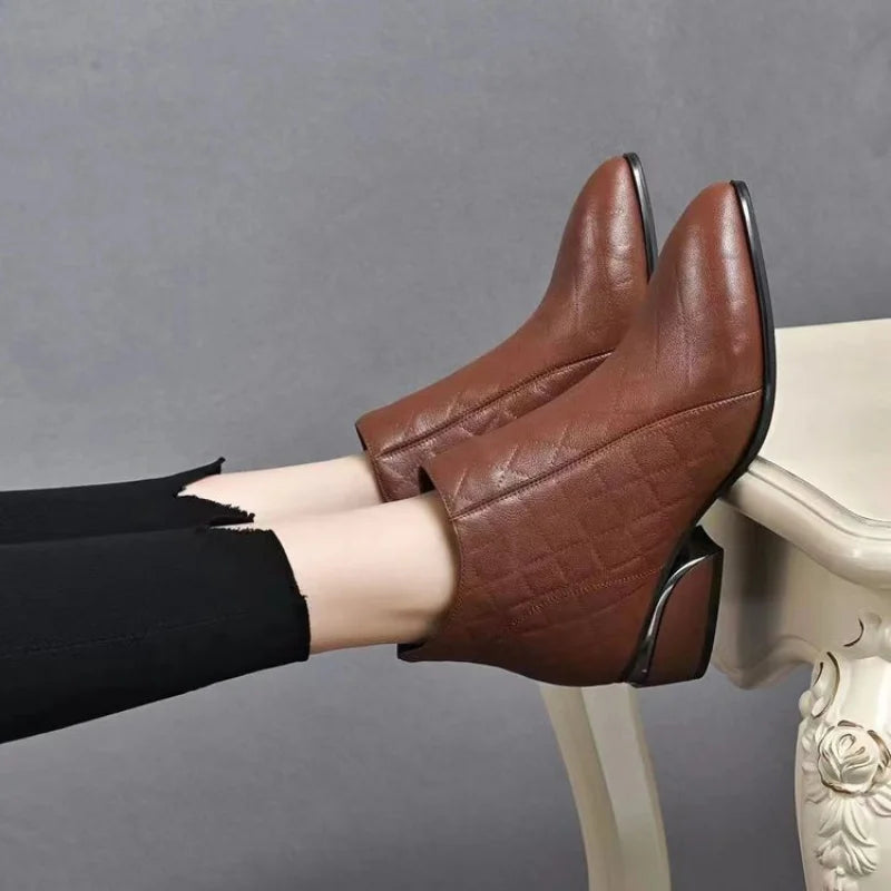 2025 nuevas botas de tobillo de tacón bajo con punta estrecha para mujer, botines de moda de cuero suave con cremallera lateral, botas cortas cómodas para Otoño e Invierno