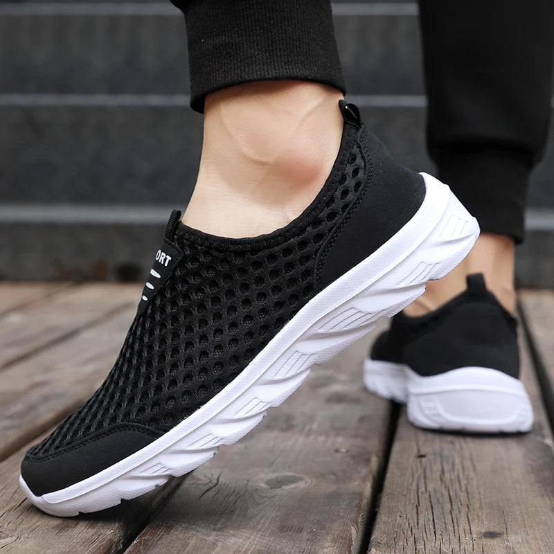 Zapatillas informales transpirables para hombre, zapatos informales ligeros antideslizantes para exteriores, mocasines planos suaves para caminar y trotar, novedad de 2024