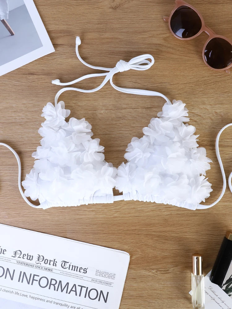 Bikini floral blanco de estilo romántico francés, puro y seductor, favorecedor y fotogénico.