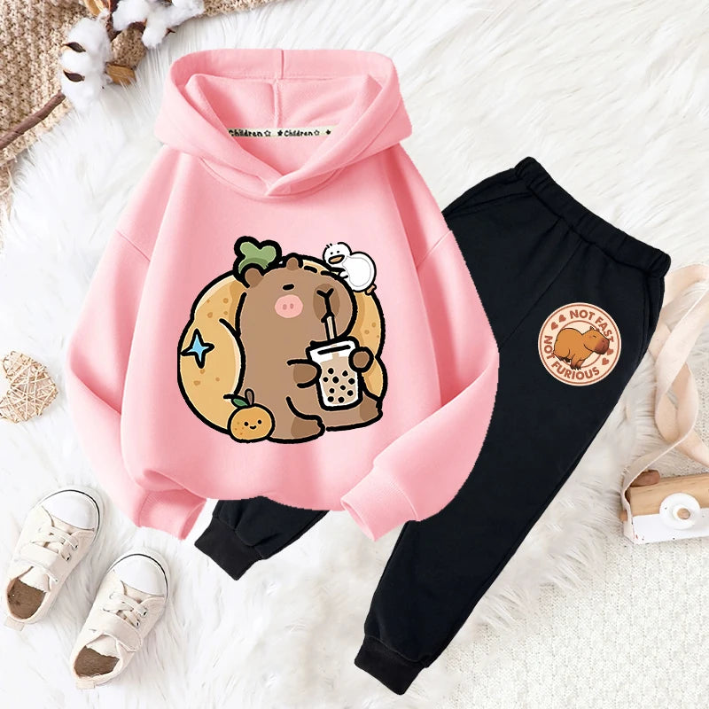 Conjunto buzo con capucha y pantalón estampado capibara para niños